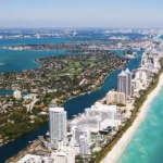 Miami desplaza a los Hamptons como el favorito para las propiedades de lujo, con Latinoamericanos impulsando el crecimiento.