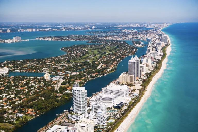 Miami desplaza a los Hamptons como el favorito para las propiedades de lujo, con Latinoamericanos impulsando el crecimiento.